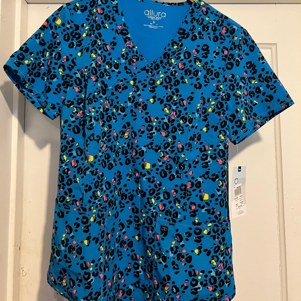 Cherokee Allura Leopard Scrub Top Size Small